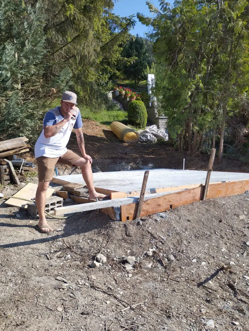 Quentin, handyman Le Bricotier, sur un chantier