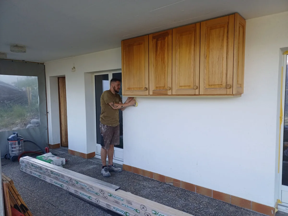 Quentin, handyman Le Bricotier, posant des meubles de cuisine