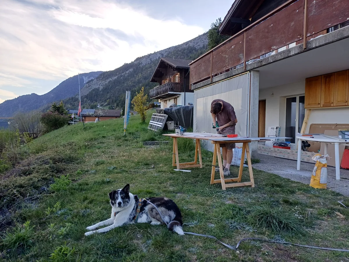 Quentin, handyman Le Bricotier, en plein travail à l'extérieur