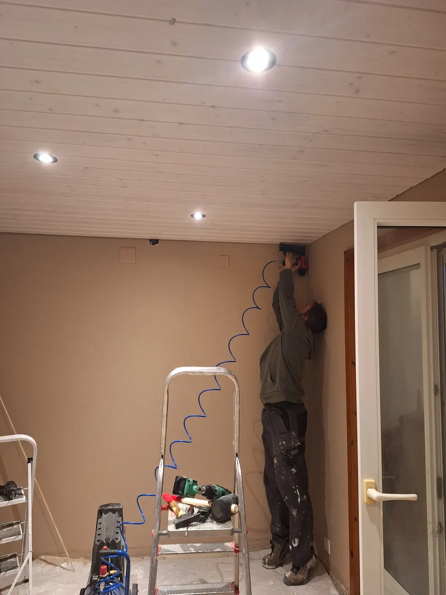 Quentin, handyman Le Bricotier, posant un plafond