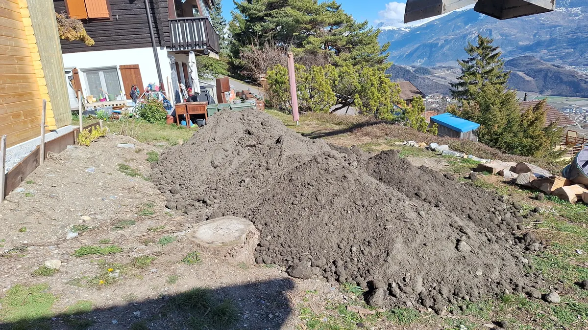 Apport de terre pour finaliser le nivellement du terrain
