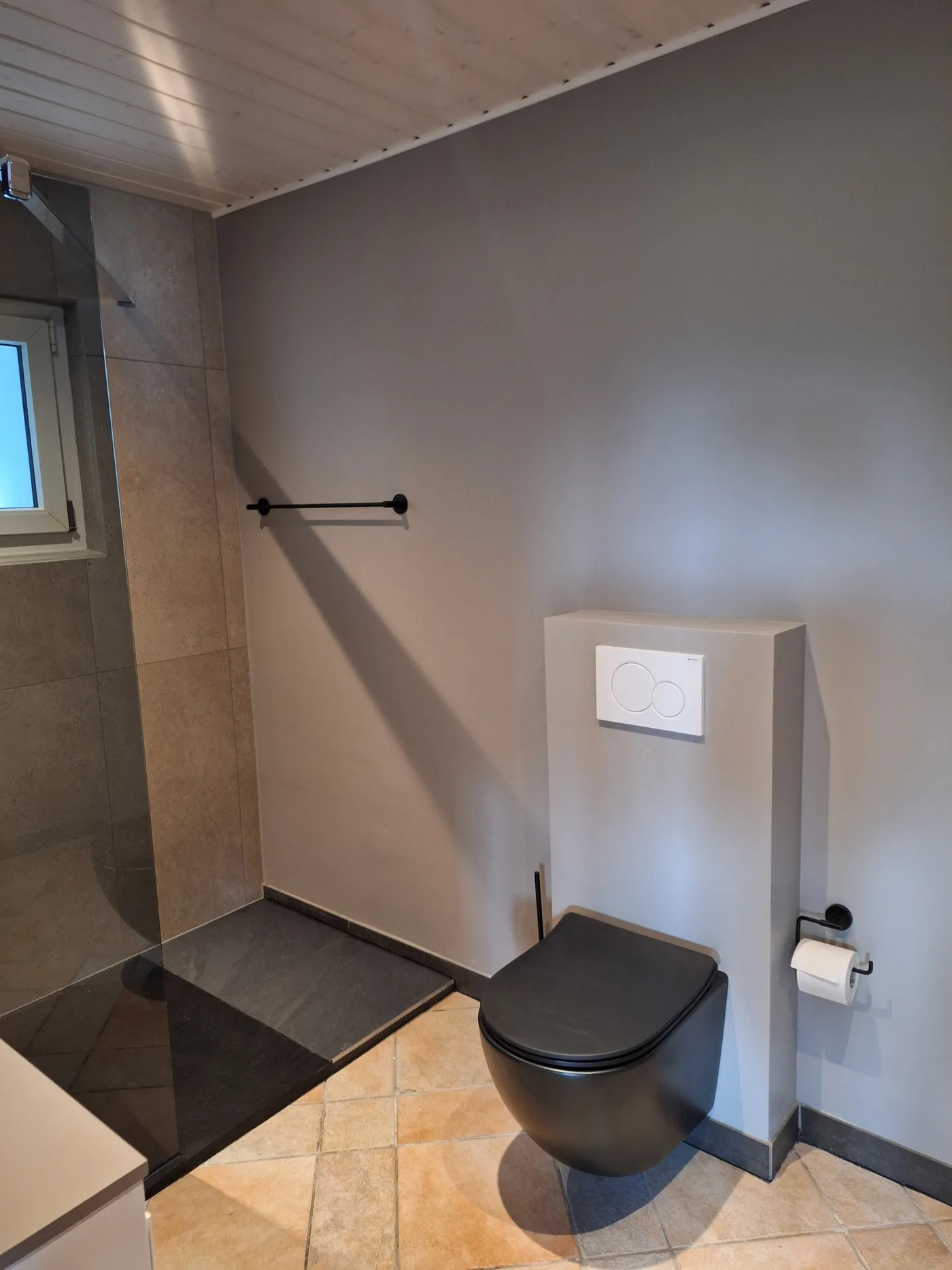 Salle de bain moderne avec finitions noir mat