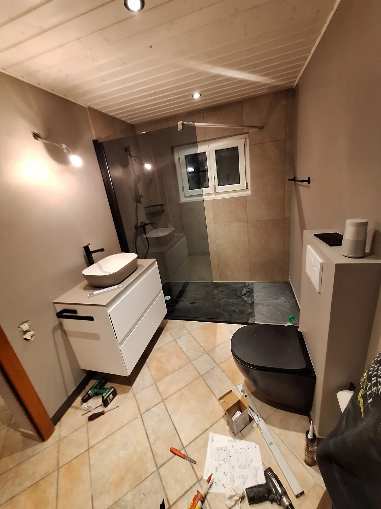 Douche à l'italienne avec porte en verre